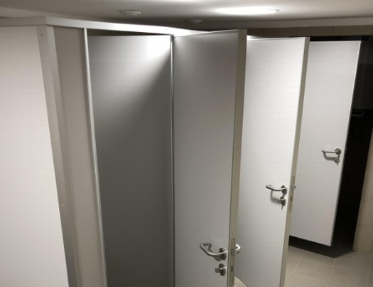 Sanitární sprchové příčky ze Slušovic