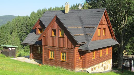 Designový dřevěný dům v horském prostředí