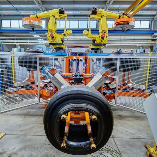 Robotizované stroje pro pneumatikářský průmysl