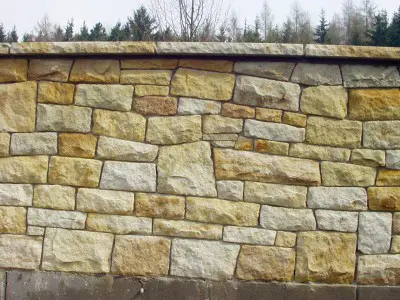 Kamenné zdi z kocbeřského pískovce