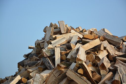 Dodání potřebného množství tvrdého dřeva na vytápění
