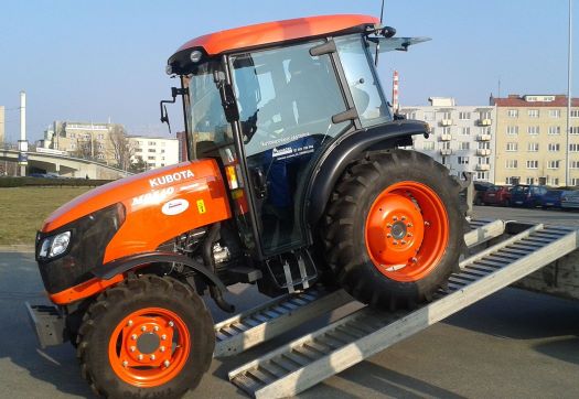 Převoz traktoru Kubota k zákazníkovi