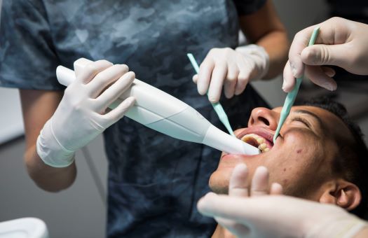 Zubní implantáty a snímatelné zubní protézy