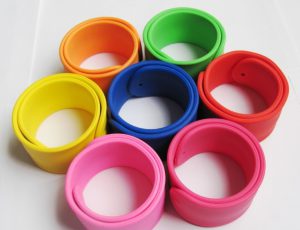 Rolovací silikonové náramky v různých barvách jako reklamní předměty