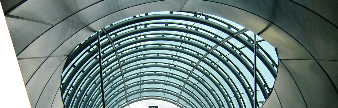 Oblouková skla upevněná na nosné konstrukci - Stanice metra A Hradčanská