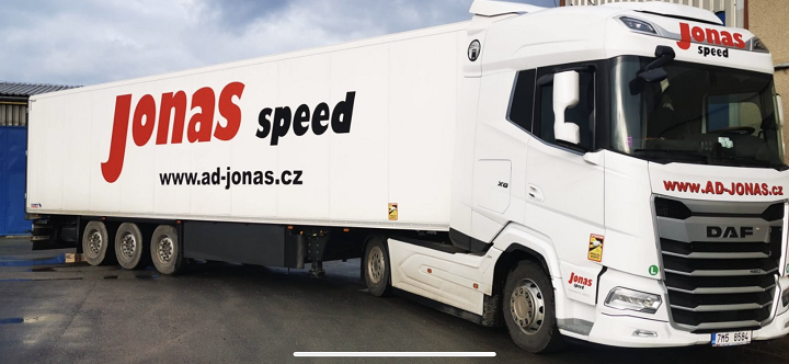 Moderní nákladní vozy Mercedes-Benz a DAF k přepravě zásilek