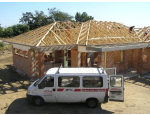 Střechy rodinných domů a průmyslových hal z dřevěných příhradových vazníků na klíč
