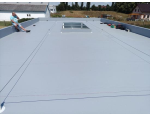 Záchytné systémy plochých střech – mobilní zábradlí, kotvicí body, lanové systémy