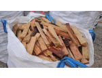 Palivové dřevo a dřevěné brikety z tvrdých dřevin pro ekologické vytápění domácností