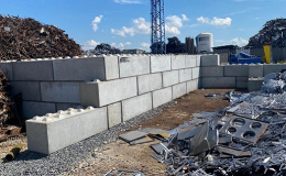 Výstavba betonových bloků pro kovošrot