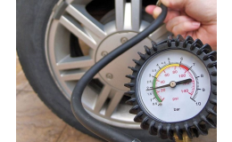 Pravidelná kontrola tlaku v pneumatikách před jízdou