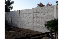 Různá povrchová struktura betonového plotu