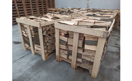 Palivové dřevo skládané ve vratných dřevěných bednách