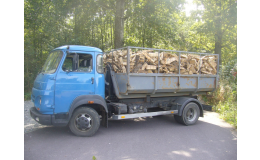 Palivové dřevo dodáváme jako sypané nebo skládané