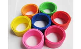 Rolovací silikonové náramky v různých barvách jako reklamní předměty