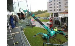 Použití autojeřábu při montáži skla ve výškách zajišťuje od společnosti ACERA SKLO s.r.o.