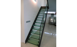 Skleněné schody z pochozího skla od společnosti ACERA SKLO s.r.o.
