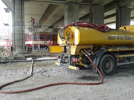 Práce s požární a kropící cisternou 8 m3: