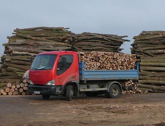 Hochwertiges Brennholz transportiern wir zu Ihnen nach Haus, BOŠ spol. s.r.o.