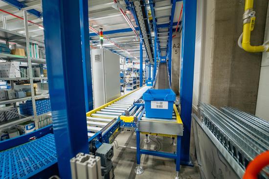 Moderní robotizovaná pracoviště - dopravníkové a skladovací systémy pro vyšší efektivitu