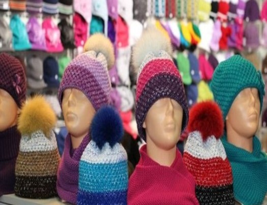 Široká škála pletených čepic pro ženy, muže i děti