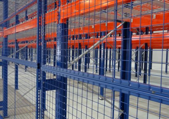 Bezpečnostní regálové zábrany: ochrana skladovaného zboží i zaměstnanců ve skladu