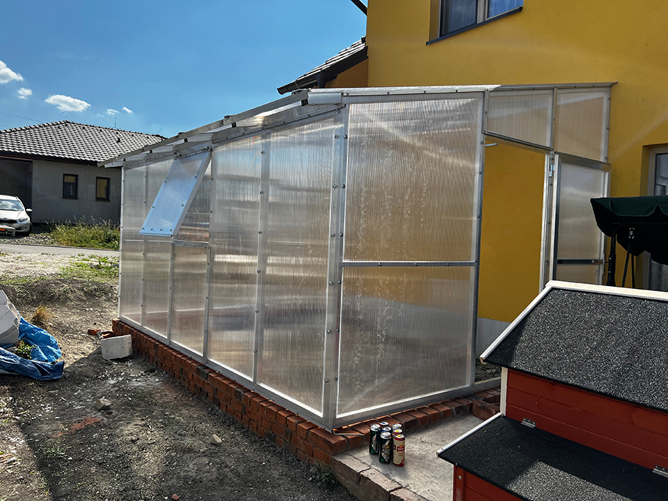 Lehký montovaný skleník z lexanu - vyrobený na míru