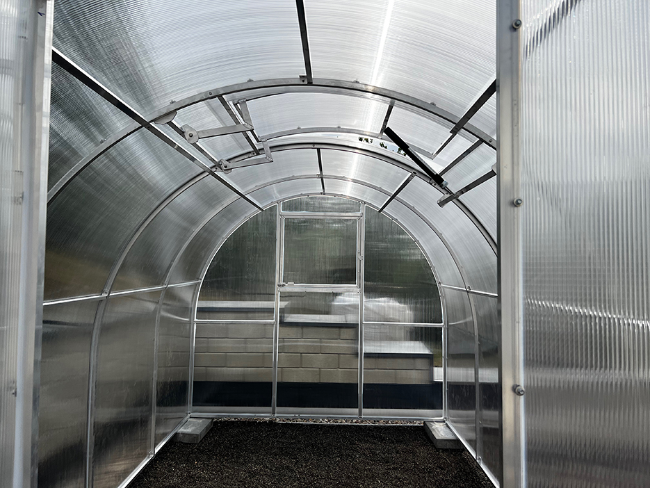 Lehký montovaný skleník z lexanu - pohled zevnitř