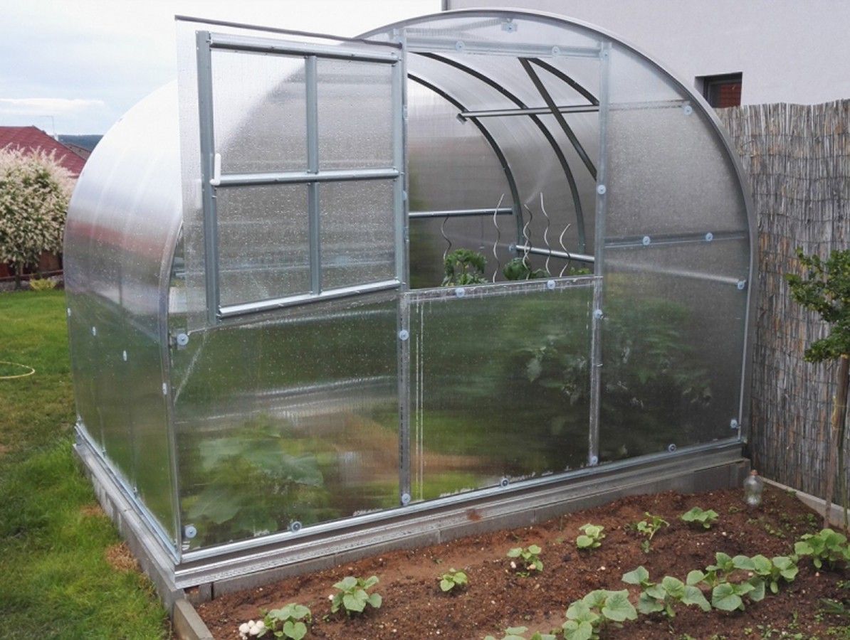 Zahradní obloukový skleník z polykarbonátu