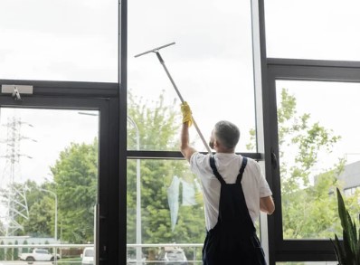 Kompletní úklidové služby, včetně mytí oken