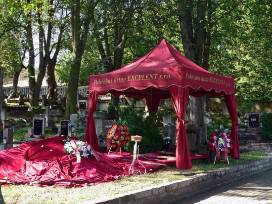 Umístění zesnulého do hrobu, Pohřební ústav EXCELENT s.r.o