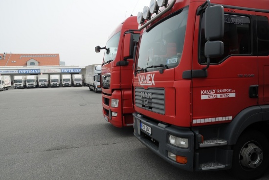Vnitrostátní a mezinárodní kamionová doprava, logistika i skladování? Spolehněte se na Kamex