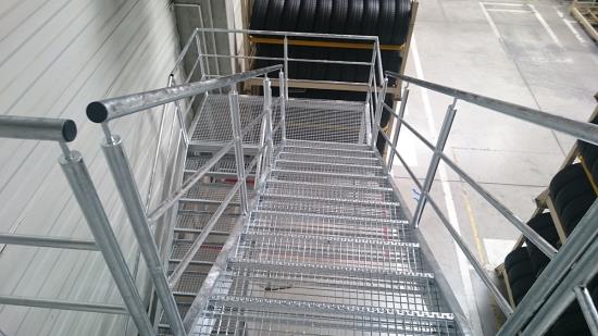 Schodišťové stupně pro stavbu pevných ocelových schodišť