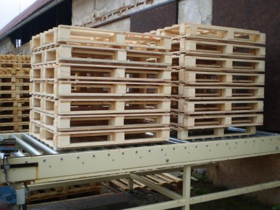 Dřevěné palety od firmy VPS J&M s.r.o. se hodí pro skladování i převoz zboží.
