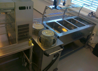 Catering equipment for correct meal temperature