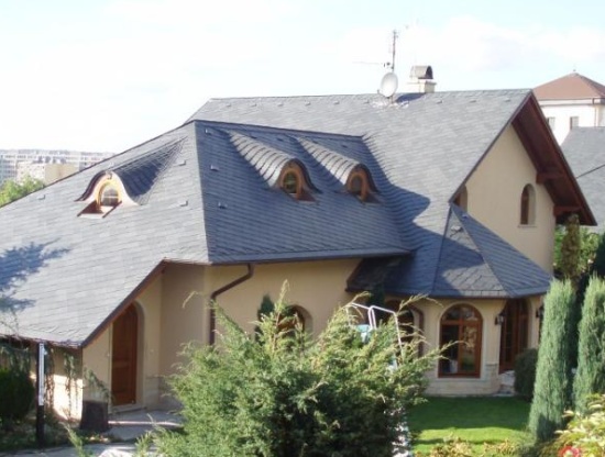 Ekologické a zároveň estetické břidlicové střechy vyrábí firma Vrňata a Žáčik.
