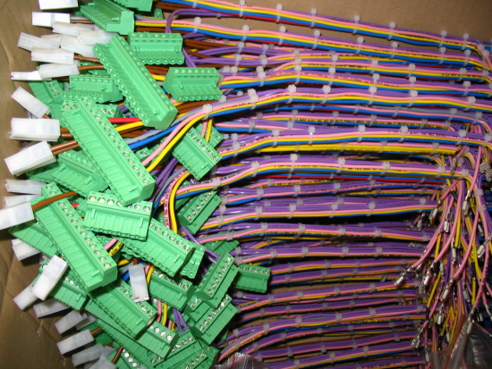 Na zakázku vyrábíme kabely a kabelové spoje v libovolných délkách a průměrech k nejrůznějšímu použití.