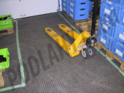 Průmyslové podlahy z PVC panelů řeší problém s častými opravami podlahových krytin