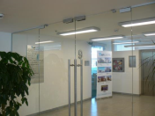 Skleněné dveře posuvné i kyvné vyrábí sklenářství ACERA Praha