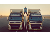 Jean - Claude Van Damme a jeho impozantní roznožka ukazují preciznost řízení Volvo Trucks