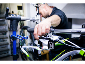 Jízdní kola různých typů, spolehlivý cykloservis i cyklovybavení – od cyklistické přilby až po funkční prádlo