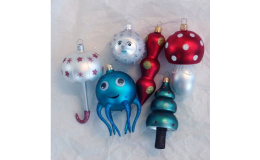Na e-shopu naleznete vánoční ozdoby různých tvarů a barev.