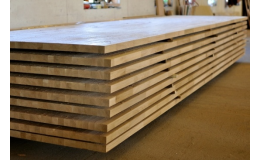 Výroba dřevěných spárových desek u rodinné firmy Podhaji